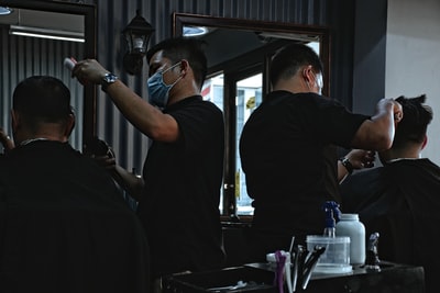 男人剪男人的头发